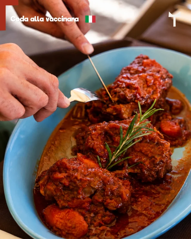 🇮🇹 One of Rome's most iconic recipes.
Our Coda alla Vaccinara is slow-cooked the traditional way with beef oxtail, DOP tomatoes, celery, carrots, onion, and a touch of cocoa that adds depth to every bite.

A true Roman classic, prepared with patience, rich flavours, and respect for tradition.

📍Osteria dal Cornuto — In Milan's iconic Navigli, Ripa di Porta Ticinese 55, Milan

#osteriadalcornuto #codaallavaccinara #piattoromano #italiancousine